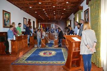Telde guarda un minuto de silencio por las víctimas de violencia de género y aprueba dos manifiestos (Foto TA Y Francisco Javier Santana)